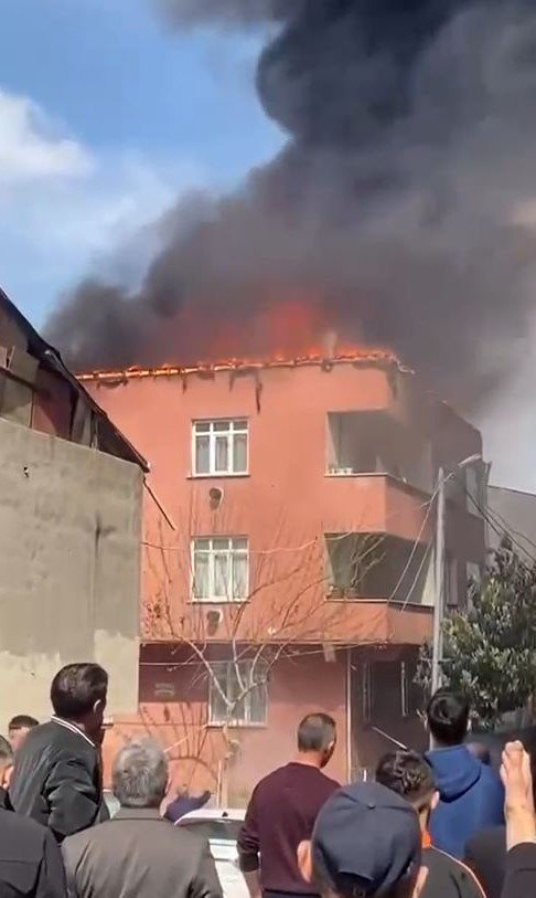 AVCILAR’DA 4 KATLI BİNANIN ÇATI KATI ALEVLERE TESLİM OLDU