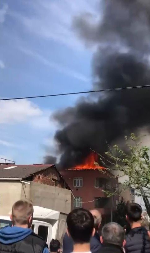 AVCILAR’DA 4 KATLI BİNANIN ÇATI KATI ALEVLERE TESLİM OLDU