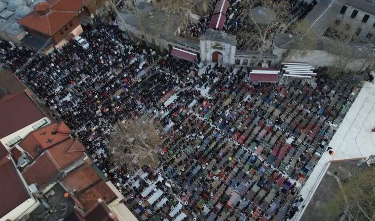 EYÜPSULTAN CAMİİ’NDE BAYRAM NAMAZI HAVADAN GÖRÜNTÜLENDİ