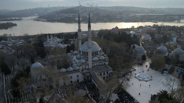 EYÜPSULTAN CAMİİ’NDE BAYRAM NAMAZI HAVADAN GÖRÜNTÜLENDİ