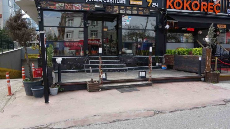 PENDİK’TE HUSUMETLİLERİNİN DÜKKANINA ATEŞ AÇAN ŞAHISLAR MÜŞTERİLERİ VURDU: 1 ÖLÜ, 2 YARALI