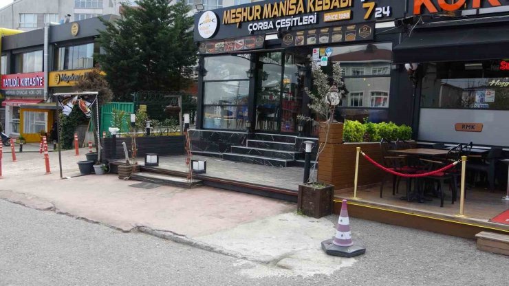 PENDİK’TE HUSUMETLİLERİNİN DÜKKANINA ATEŞ AÇAN ŞAHISLAR MÜŞTERİLERİ VURDU: 1 ÖLÜ, 2 YARALI