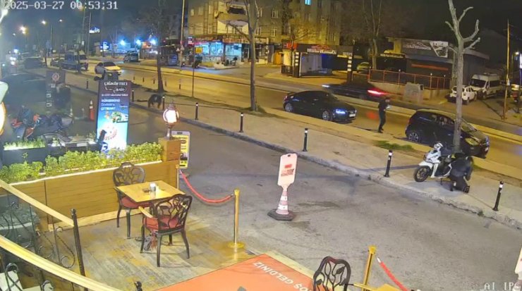 PENDİK’TE HUSUMETLİLERİNİN DÜKKANINA ATEŞ AÇAN ŞAHISLAR MÜŞTERİLERİ VURDU: 1 ÖLÜ, 2 YARALI