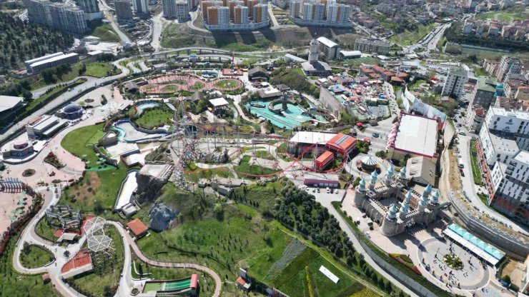 BAYRAMIN İKİNCİ GÜNÜNDE ÇOCUKLAR VİALAND’A AKIN ETTİ