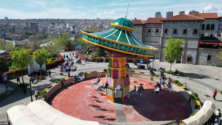 BAYRAMIN İKİNCİ GÜNÜNDE ÇOCUKLAR VİALAND’A AKIN ETTİ