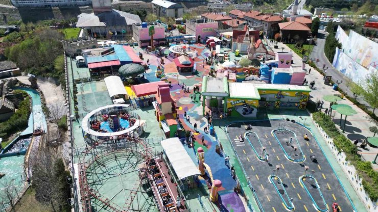 BAYRAMIN İKİNCİ GÜNÜNDE ÇOCUKLAR VİALAND’A AKIN ETTİ