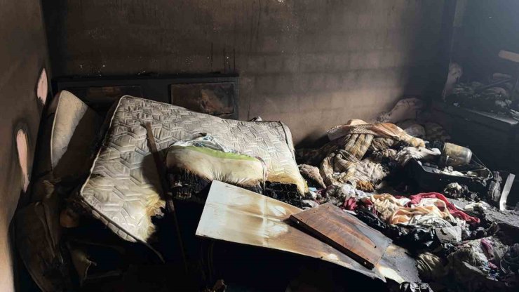 MADDE BAĞIMLISI GENÇ ANNESİNİ ÖLDÜRMEK İSTEDİ BAŞARAMAYINCA EVİ ATEŞE VERDİ