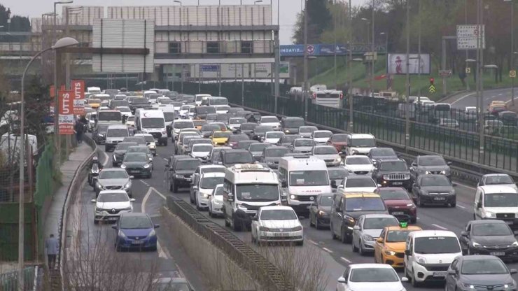 BAYRAMIN ÜÇÜNCÜ GÜNÜNDE İSTANBUL’DA TRAFİK YOĞUNLUĞU YAŞANIYOR