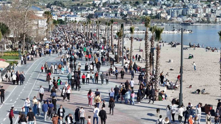 İSTANBULLULAR, RAMAZAN BAYRAMI’NDA BÜYÜKÇEKMECE SAHİLLERİNE AKIN ETTİ