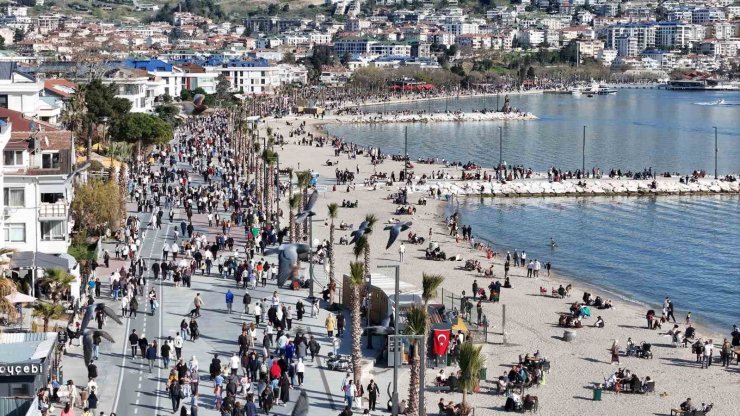 İSTANBULLULAR, RAMAZAN BAYRAMI’NDA BÜYÜKÇEKMECE SAHİLLERİNE AKIN ETTİ