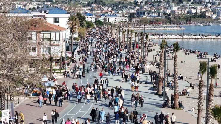 İSTANBULLULAR, RAMAZAN BAYRAMI’NDA BÜYÜKÇEKMECE SAHİLLERİNE AKIN ETTİ