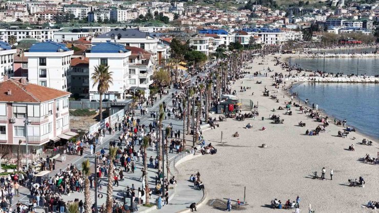 İSTANBULLULAR, RAMAZAN BAYRAMI’NDA BÜYÜKÇEKMECE SAHİLLERİNE AKIN ETTİ