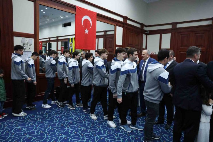 FENERBAHÇE’DE GELENEKSEL BAYRAMLAŞMA TÖRENİ YAPILDI