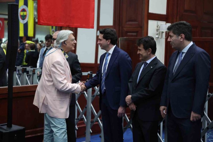 FENERBAHÇE’DE GELENEKSEL BAYRAMLAŞMA TÖRENİ YAPILDI