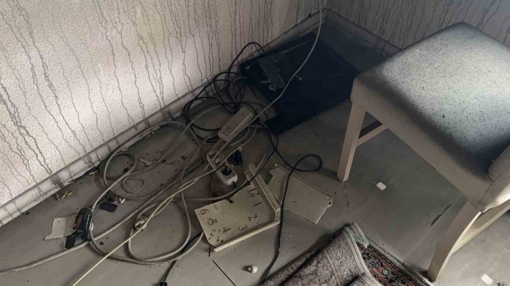 MADDE BAĞIMLISI GENÇ ANNESİNİ ÖLDÜRMEK İSTEDİ BAŞARAMAYINCA EVİ ATEŞE VERDİ