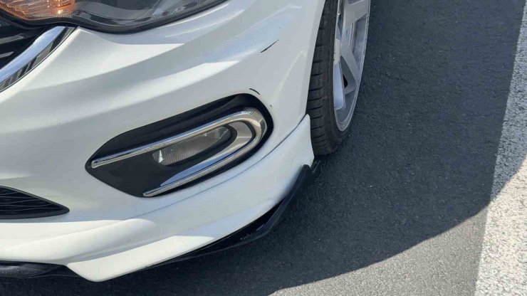 İSTANBUL’DA İLGİNÇ OLAY, ÇARPIP HASAR VERDİĞİ ARACI KENDİ TAMİR ETTİ