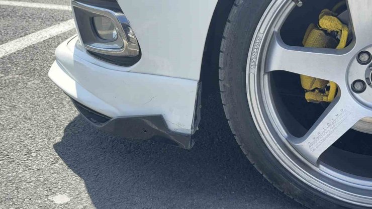 İSTANBUL’DA İLGİNÇ OLAY, ÇARPIP HASAR VERDİĞİ ARACI KENDİ TAMİR ETTİ