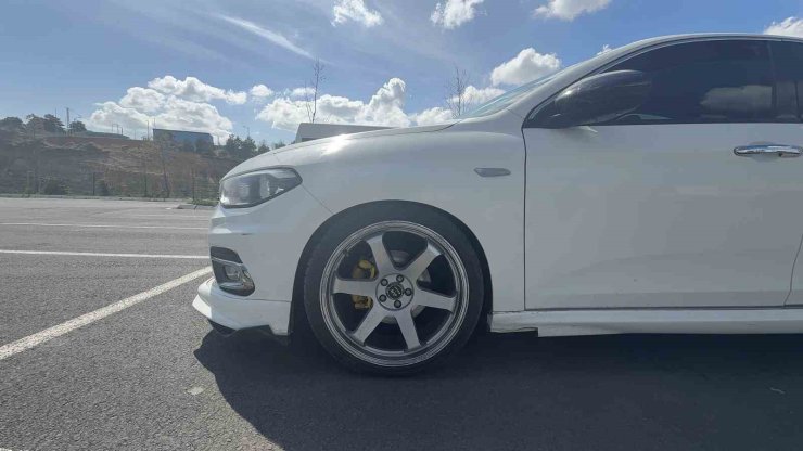 İSTANBUL’DA İLGİNÇ OLAY, ÇARPIP HASAR VERDİĞİ ARACI KENDİ TAMİR ETTİ