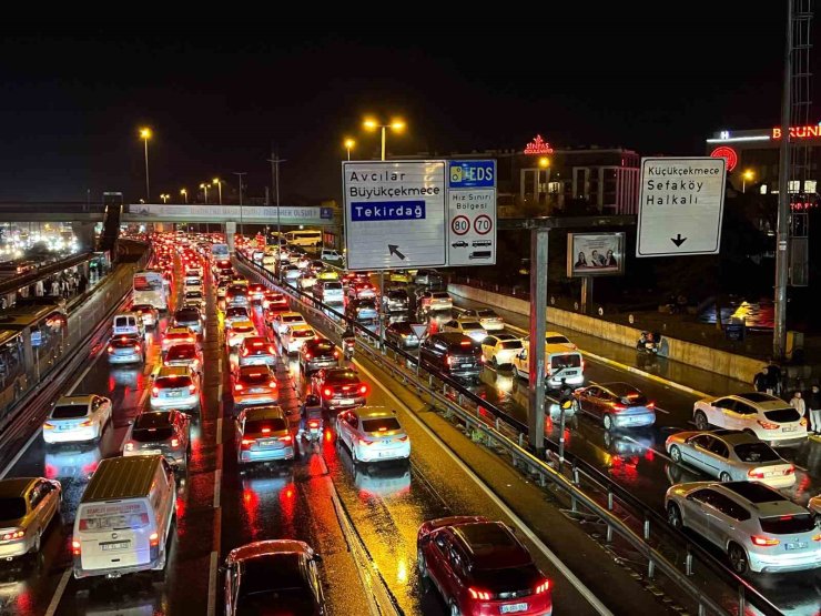 İSTANBUL’DA BAYRAMDA TRAFİK YOĞUNLUĞU YAĞMURUN ETKİSİYLE YÜZDE 74’E YÜKSELDİ
