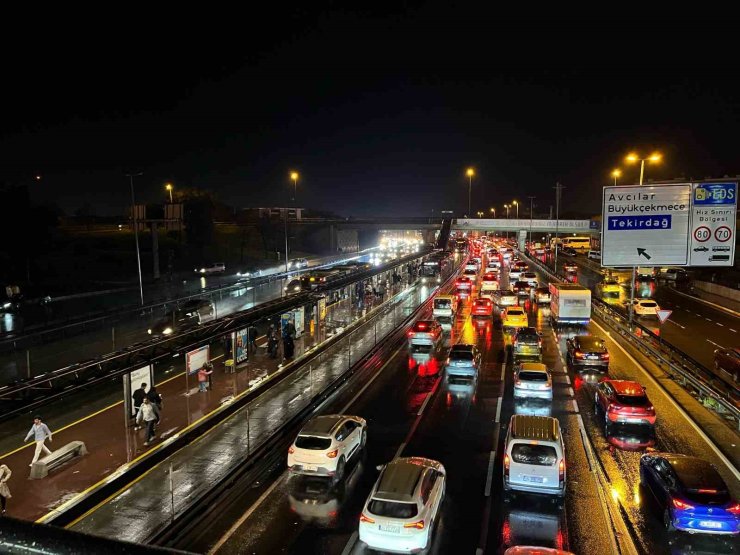 İSTANBUL’DA BAYRAMDA TRAFİK YOĞUNLUĞU YAĞMURUN ETKİSİYLE YÜZDE 74’E YÜKSELDİ