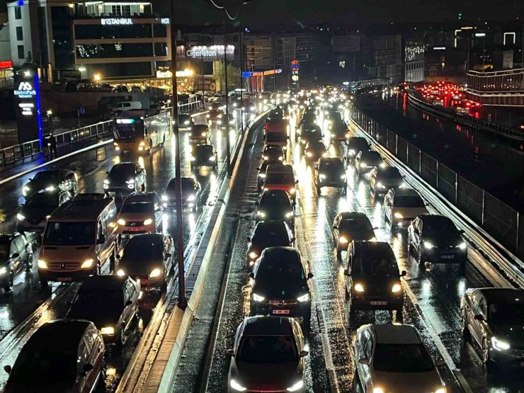 İSTANBUL’DA BAYRAMDA TRAFİK YOĞUNLUĞU YAĞMURUN ETKİSİYLE YÜZDE 74’E YÜKSELDİ
