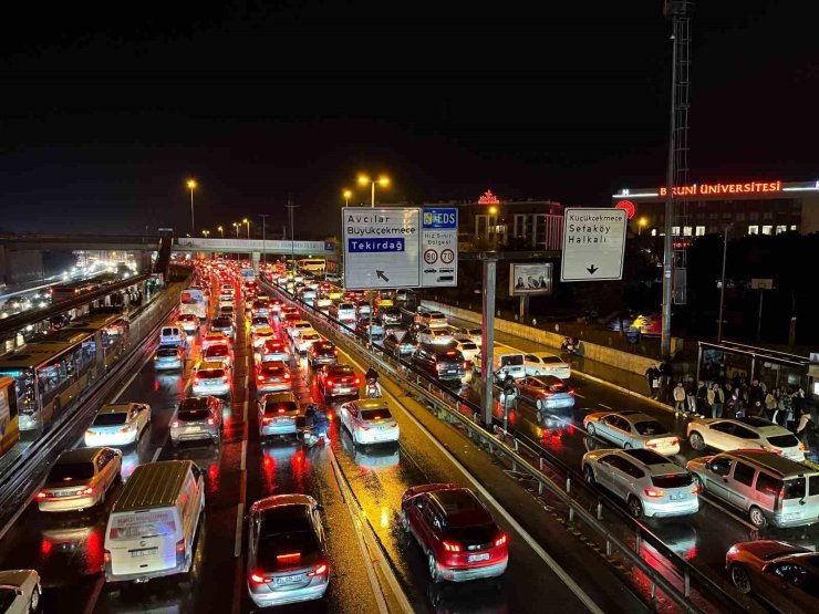 İSTANBUL’DA BAYRAMDA TRAFİK YOĞUNLUĞU YAĞMURUN ETKİSİYLE YÜZDE 74’E YÜKSELDİ