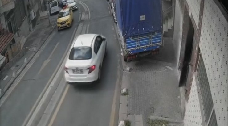 KAĞITHANE’DE OTOMOBİLİN ÇARPTIĞI KADININ BACAĞI KOPTU