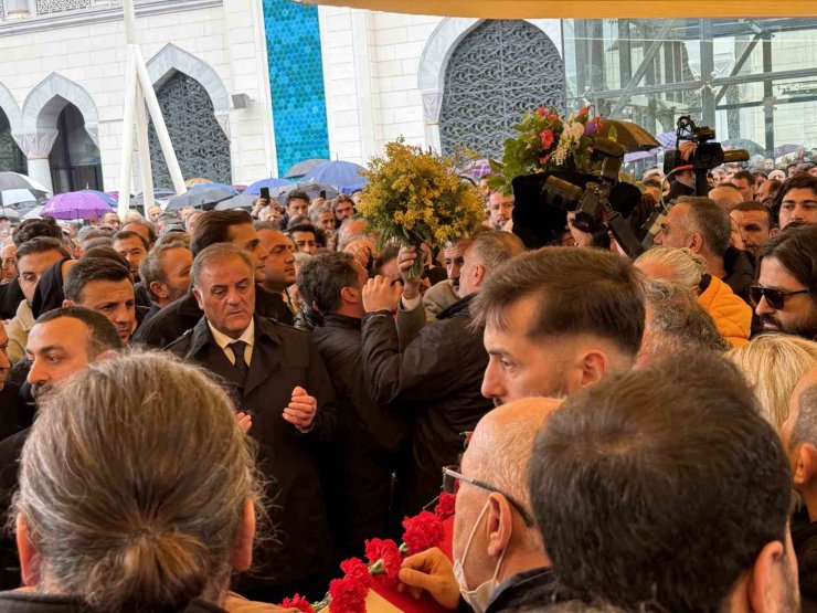 ÜNLÜ SANATÇI VOLKAN KONAK İÇİN İSTANBUL’DA CENAZE TÖRENİ DÜZENLENDİ