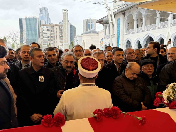 ÜNLÜ SANATÇI VOLKAN KONAK İÇİN İSTANBUL’DA CENAZE TÖRENİ DÜZENLENDİ