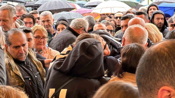 ÜNLÜ SANATÇI VOLKAN KONAK İÇİN İSTANBUL’DA CENAZE TÖRENİ DÜZENLENDİ