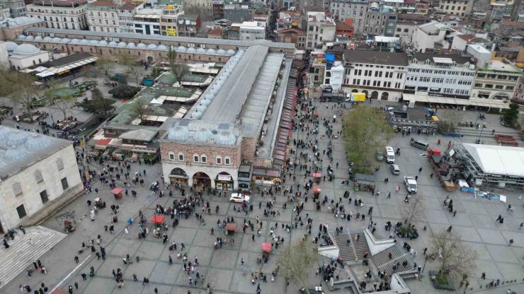 EMİNÖNÜ’NDE ALIŞVERİŞ YOĞUNLUĞU HAVADAN GÖRÜNTÜLENDİ