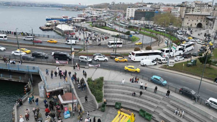 EMİNÖNÜ’NDE ALIŞVERİŞ YOĞUNLUĞU HAVADAN GÖRÜNTÜLENDİ
