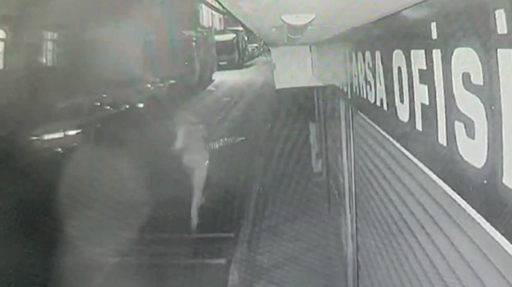 BEKÇİYİ YARALAYAN ŞAHISLARDAN BİRİNİN KAÇIŞ ANI KAMERADA