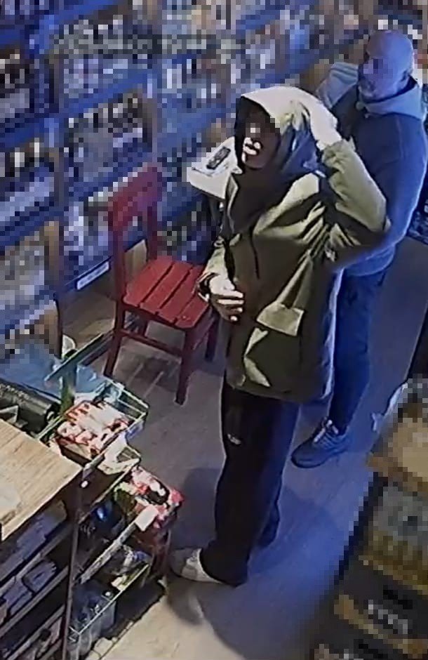 BAKIRKÖY’DE TEKEL BAYİYE GELEN HIRSIZ BİR ŞİŞE İÇKİYİ ÇALIP KAÇTI