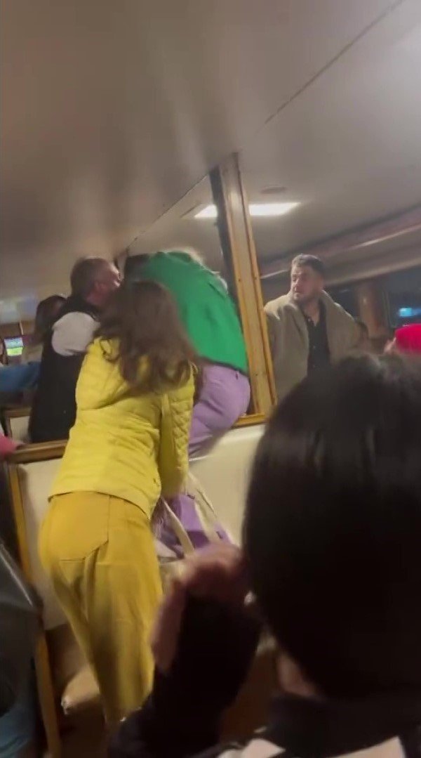 BÜYÜKADA VAPURUNDA KADIN YOLCULARIN KAVGASI KAMERADA