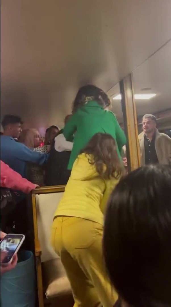 BÜYÜKADA VAPURUNDA KADIN YOLCULARIN KAVGASI KAMERADA