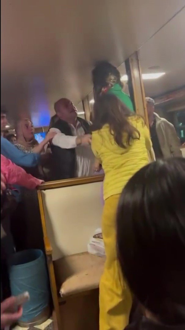 BÜYÜKADA VAPURUNDA KADIN YOLCULARIN KAVGASI KAMERADA