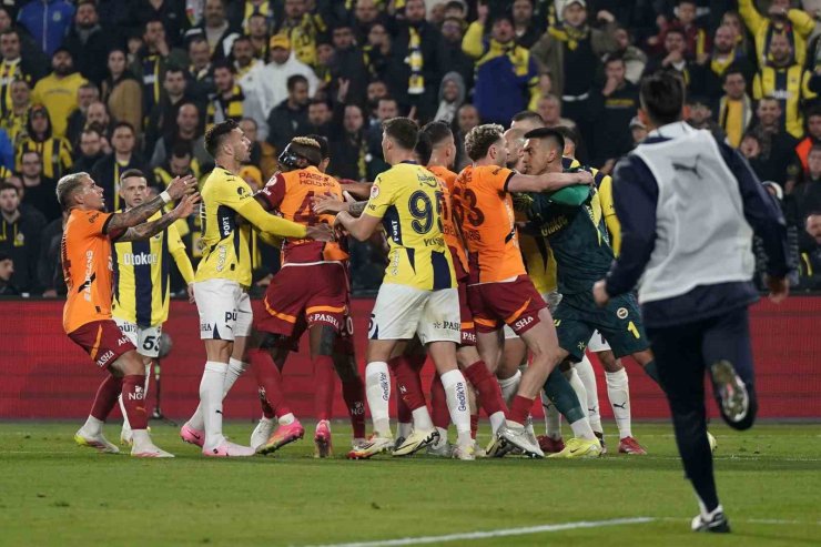 DERBİDE KAVGA ÇIKTI: 4 KIRMIZI KART ÇIKTI