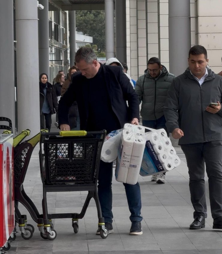 İSTANBUL’DA BOYKOT ÇAĞRISI KARŞILIK BULMADI: AVM VE RESTORANLARDA YOĞUNLUK DİKKAT ÇEKTİ