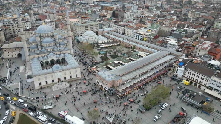 EMİNÖNÜ’NDE ALIŞVERİŞ YOĞUNLUĞU HAVADAN GÖRÜNTÜLENDİ