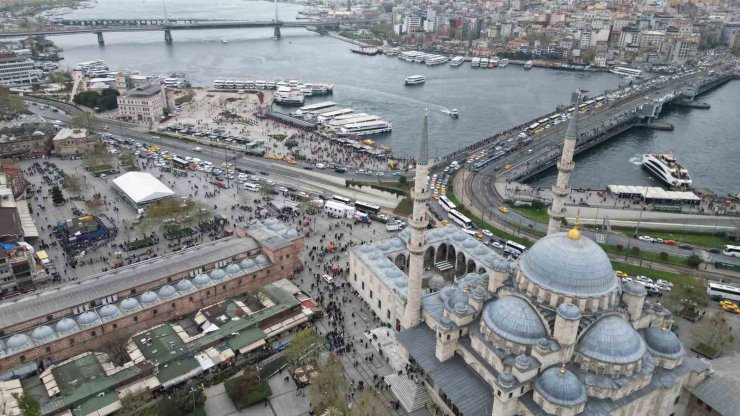 EMİNÖNÜ’NDE ALIŞVERİŞ YOĞUNLUĞU HAVADAN GÖRÜNTÜLENDİ
