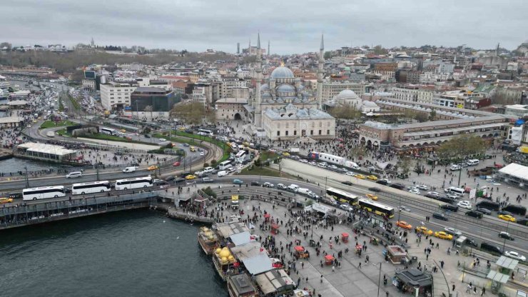 EMİNÖNÜ’NDE ALIŞVERİŞ YOĞUNLUĞU HAVADAN GÖRÜNTÜLENDİ