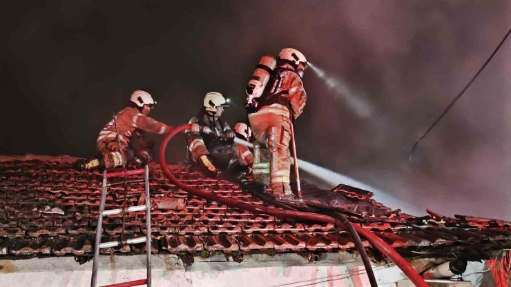 SARIYER’DE HURDA DEPOSUNDAN ÇIKAN YANGIN GECEKONDULARA SIÇRADI