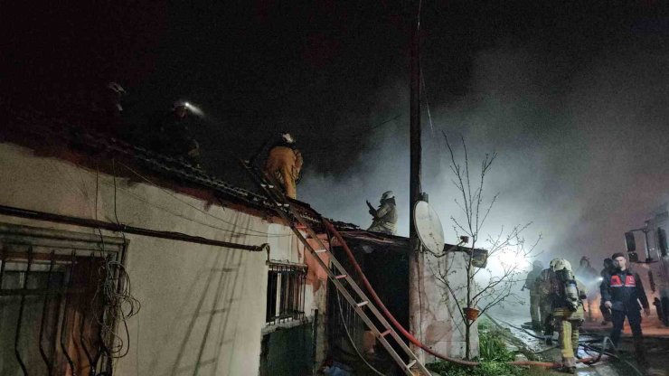 SARIYER’DE HURDA DEPOSUNDAN ÇIKAN YANGIN GECEKONDULARA SIÇRADI