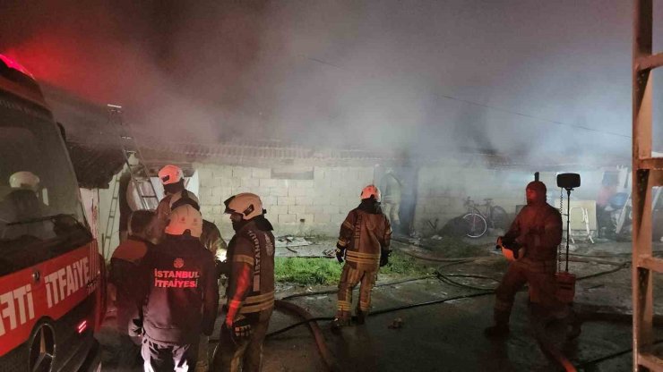 SARIYER’DE HURDA DEPOSUNDAN ÇIKAN YANGIN GECEKONDULARA SIÇRADI