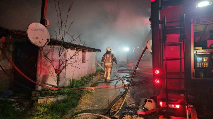 SARIYER’DE HURDA DEPOSUNDAN ÇIKAN YANGIN GECEKONDULARA SIÇRADI