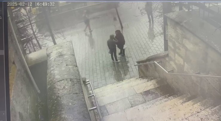 İSTANBUL’DA ’POLİS’ YALANIYLA DOLANDIRICILIK YAPAN ŞÜPHELİLER YAKALANDI