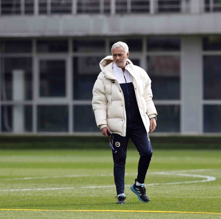 FENERBAHÇE, TRABZONSPOR MAÇI HAZIRLIKLARINA BAŞLADI