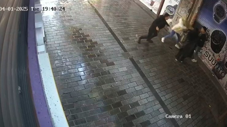BEYOĞLU’NDA HAREKETLİ DAKİKALAR: KADINA ŞİDDET UYGULAYAN ŞAHSA BEKÇİ MÜDAHALESİ