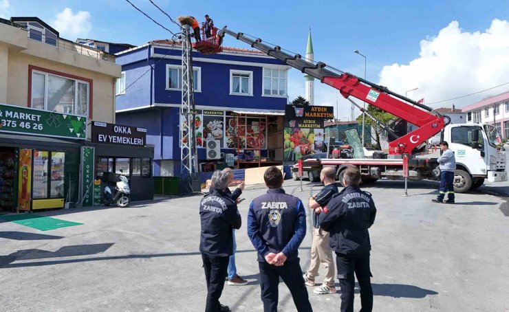 İŞ YERİNİ "KİRLETİYOR" GEREKÇESİYLE LEYLEK YUVASINI KALDIRTAN ESNAFA TUTANAK TUTULDU